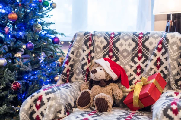 Teddy Bear Santa Hat Cadeau Doos Sofa Versierde Kerstboom Achter — Gratis stockfoto