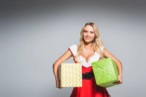 灰色の背景に分離されたギフト ボックスを持ってクリスマス ドレスの魅力的な若い女性 — ストック写真