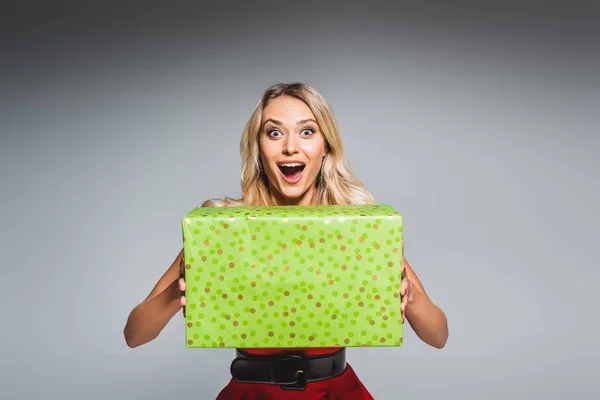 Sorprendida Hermosa Mujer Joven Vestido Navidad Sosteniendo Caja Regalo Aislado — Foto de Stock