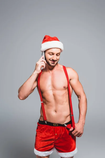 Homme Musclé Torse Souriant Chapeau Noël Parlant Sur Smartphone Isolé — Photo