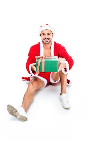 Szczęśliwy Muskularny Mężczyzna Stroju Mikołaja Siedzi Podłodze Dając Boże Narodzenie — Zdjęcie stockowe