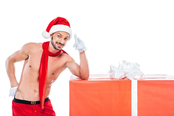 Shirtless Gespierde Man Kerst Hoed Rode Sjaal Wijzen Camera Geïsoleerd — Gratis stockfoto