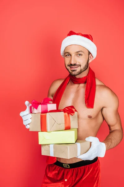 Feliz Hombre Musculoso Sin Camisa Sombrero Navidad Bufanda Roja Sosteniendo — Foto de stock gratis