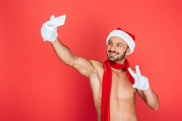 Glimlachend Gespierde Shirtless Man Kerst Hoed Rode Sjaal Nemen Van — Stockfoto