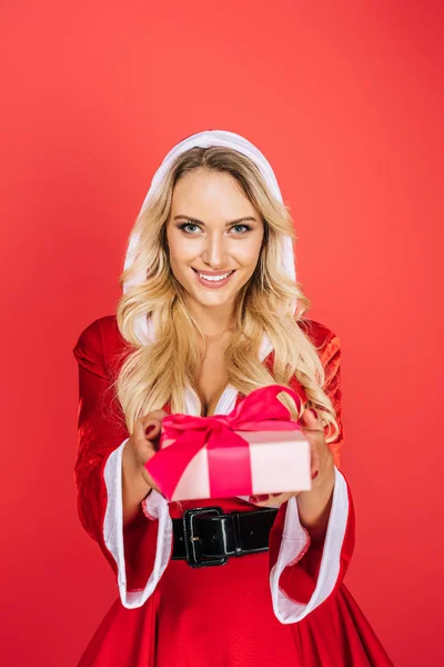 Sonriente Chica Santa Vestido Navidad Dando Caja Regalo Aislado Sobre — Foto de Stock