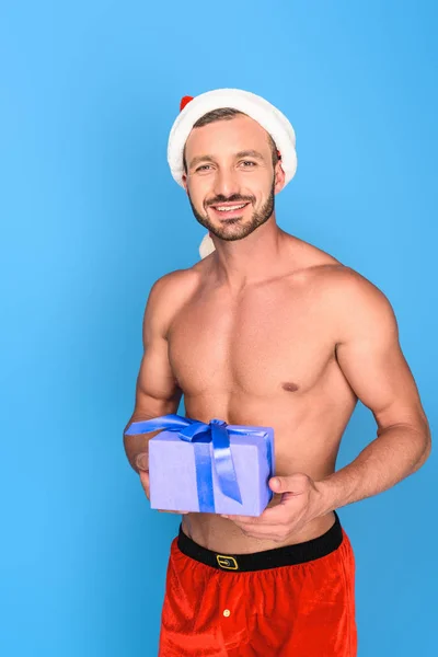 Sexy Homme Musclé Torse Dans Chapeau Noël Tenant Boîte Cadeau — Photo gratuite