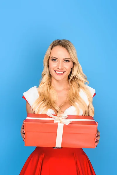 Sorrindo Jovem Mulher Vestido Natal Segurando Caixa Presente Isolado Fundo — Fotografia de Stock