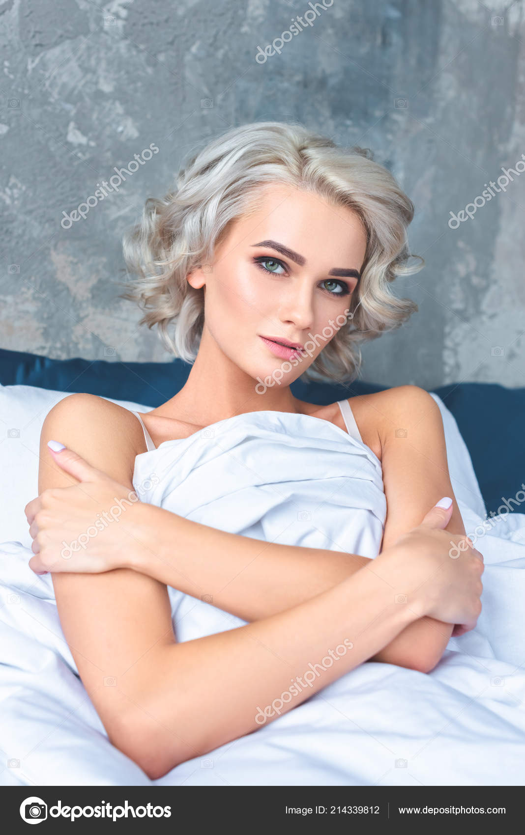 Atractiva Mujer Joven Desnuda Cubriendo Con Manta Cama Mirando Cámara