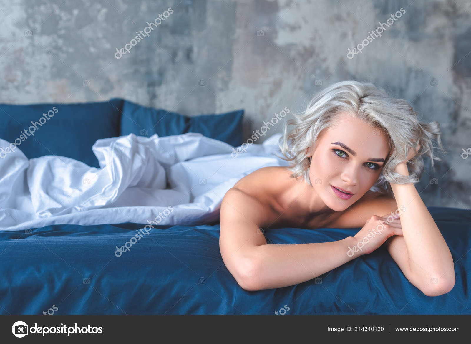 под одеялом   голая Привлекательная Голая Молодая Женщина Лежит Постели Одеялом Смотрит Камеру  — Стоковое фото © IgorVetushko #214340120