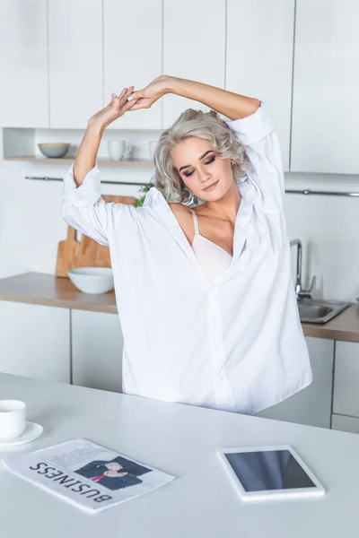 Çekici Genç Kadın Beyaz Gömlek Daimi Mutfak Sabah — Ücretsiz Stok Fotoğraf