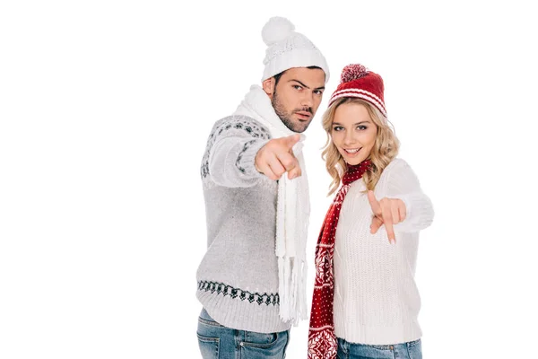 Schönes Junges Paar Winterlichen Outfit Das Zusammen Steht Und Isoliert — Stockfoto