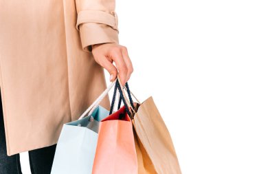 Alışveriş torbaları üzerinde beyaz izole tutan genç kadın kısmi görmek