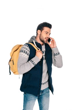yanında beyaz izole smartphone konuşan sırt çantası ile gülümseyen genç yolcusu