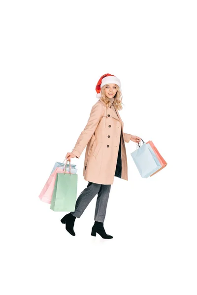 Vista Completa Mujer Sombrero Santa Caminando Con Bolsas Compras Sonriendo — Foto de stock gratis