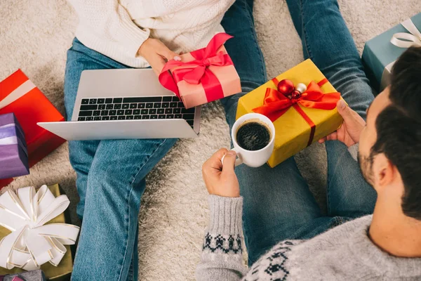 노트북을 커피를 마시는 크리스마스 선물을 부부의 자른된 — 스톡 사진