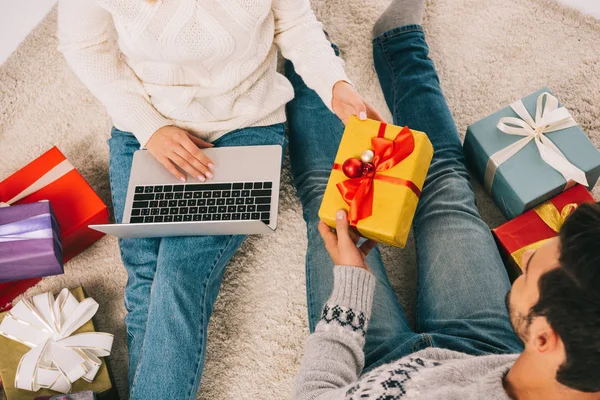 Tiro Recortado Casal Segurando Caixa Presente Mulher Usando Laptop — Fotografia de Stock