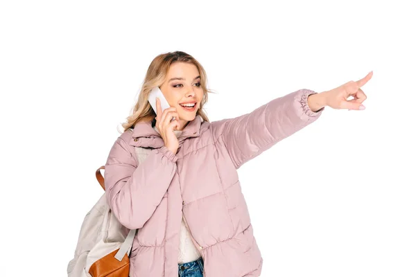 Chica Rubia Sonriente Con Mochila Hablando Por Teléfono Inteligente Apuntando — Foto de Stock