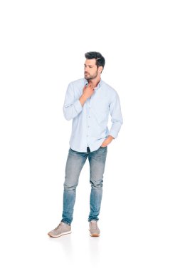 yakışıklı genç adam el cep ve uzak üzerinde beyaz izole arıyor ile ayakta görünümünü tam uzunlukta