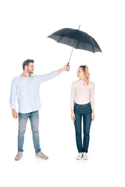 Schöner Junger Mann Hält Regenschirm Über Lächelnde Junge Frau Isoliert — Stockfoto