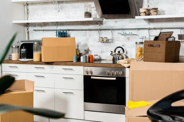 现代厨房的内部与纸板箱在新家搬迁期间 — 图库照片