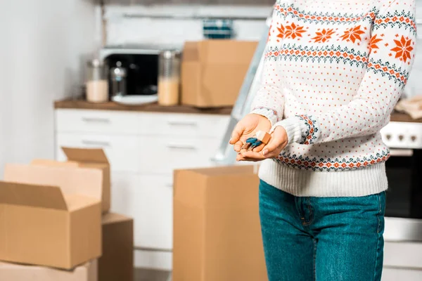 Cropped Image Woman Holding Keys Kitchen Cardboard Boxes New Home — Stock Photo, Image
