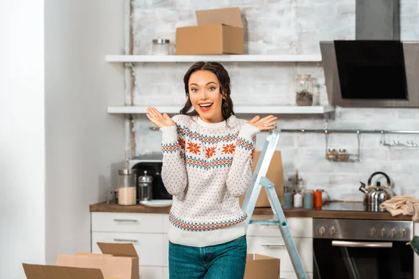 Smiling Young Woman Doing Shrug Gesture Kitchen Relocation New Home — Free Stock Photo