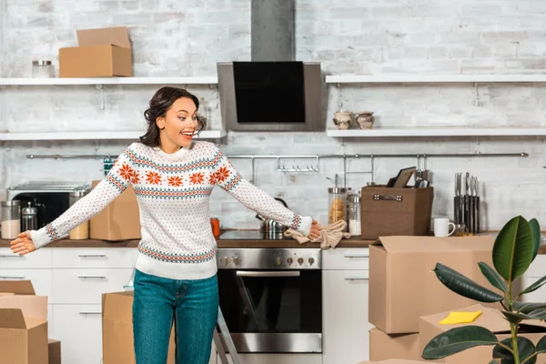 Laughing Young Woman Doing Shrug Gesture Kitchen Cardboard Boxes Relocation — Stock Photo, Image