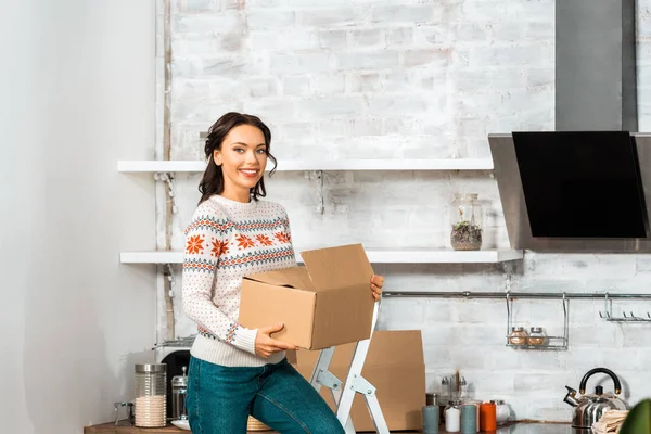 Happy Young Woman Standing Ladder Cardboard Box Kitchen New Home — Free Stock Photo