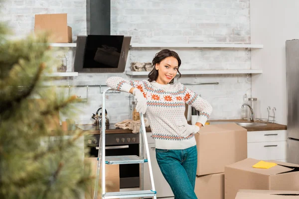 Gelukkig Jonge Vrouw Werkhandschoenen Permanent Buurt Van Ladder Keuken Met — Gratis stockfoto
