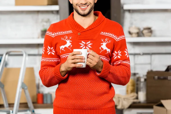 Gedeeltelijke Weergave Van Glimlachende Man Met Kopje Koffie Keuken Nieuwe — Gratis stockfoto