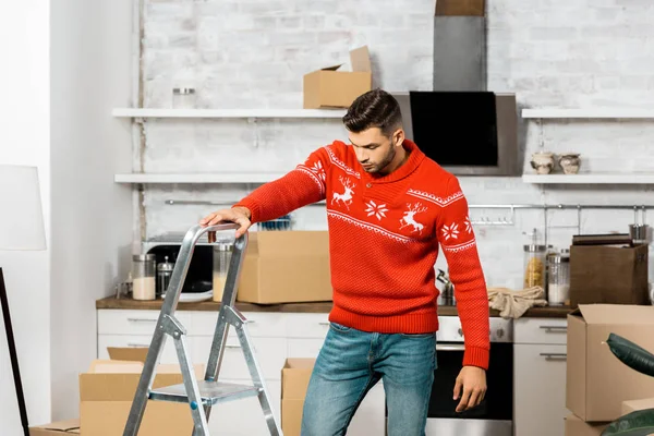 Joven Poniendo Escalera Cocina Con Cajas Cartón Durante Reubicación Nuevo — Foto de stock gratis