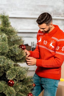 tarafından baubles evde mutfak dekorasyon Noel ağacı mutlu genç adam