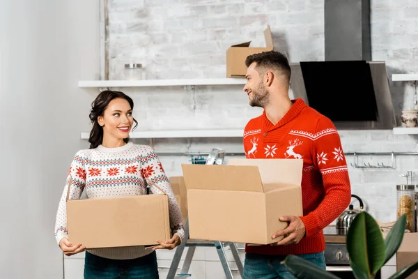 Happy Young Couple Carrying Cardboard Boxes Relocation New Home — Free Stock Photo