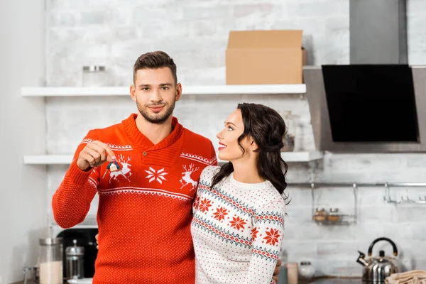 Retrato Pareja Joven Feliz Mostrando Las Llaves Nuevo Hogar —  Fotos de Stock