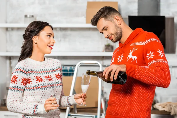 Guapo Sonriente Hombre Verter Champán Vidrio Novia Mano Cocina Nuevo — Foto de stock gratuita