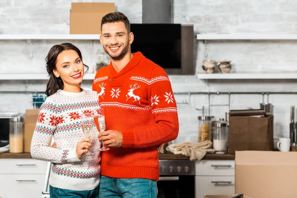 Retrato Una Joven Pareja Sonriente Sosteniendo Copas Champán Celebrando Reubicación — Foto de Stock