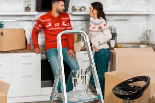 Enfoque Selectivo Copas Champán Escalera Pareja Pie Detrás Cocina Nuevo — Foto de stock gratis