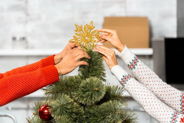 Imagen Recortada Pareja Decorando Árbol Navidad Casa — Foto de Stock