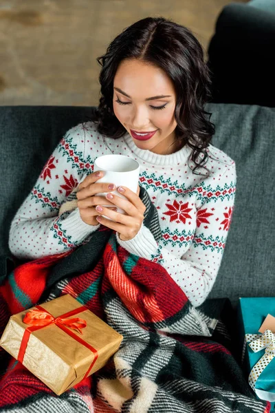 Vista Ángulo Alto Mujer Joven Sosteniendo Taza Café Sentado Sofá — Foto de stock gratuita