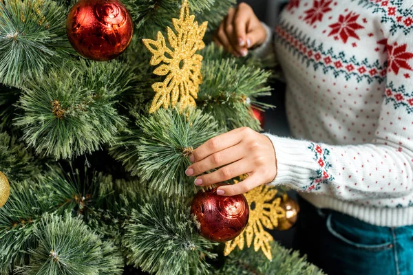 Imagen Recortada Mujer Decorando Árbol Navidad Por Bolas Casa — Foto de Stock