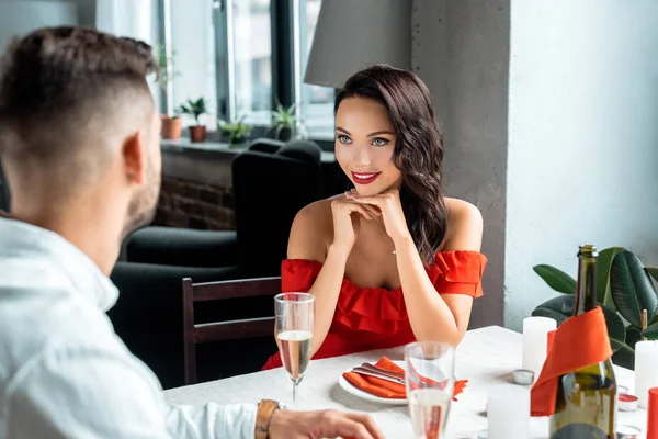 Foyer Sélectif Couple Célébrant Noël Avec Des Verres Champagne Table — Photo gratuite