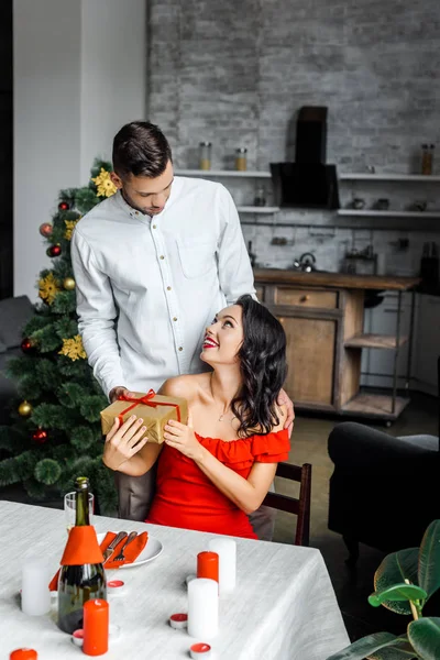 Jeune Homme Dans Chapeau Noël Cadeau Boîte Cadeau Petite Amie — Photo gratuite