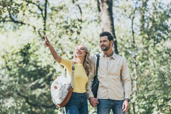 Porträtt Unga Par Kärlek Park Flicka Pekar Uppåt — Stockfoto