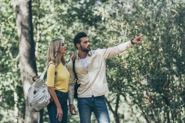 Jong Koppel Verliefd Rugzakken Zoek Weg Park Man Weg Wijzen — Stockfoto