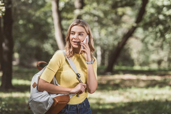 Portret Femeie Tânără Rucsac Vorbind Smartphone Parc — Fotografie de stoc gratuită