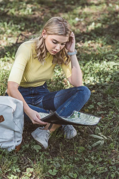 Young Tourist Looking Destination Map Park — Stock Photo, Image