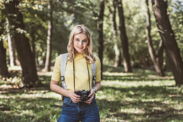 Portrait Young Tourist Photo Camera Backpack Park — Stock Photo, Image