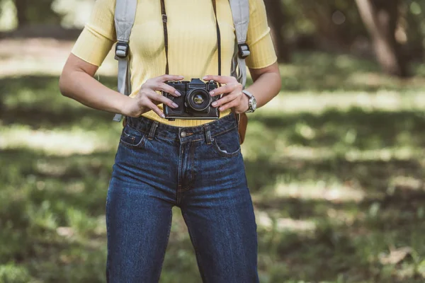 Beskuren Bild Turist Med Fotokamera Händerna Park — Stockfoto