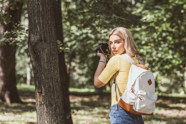 Rear View Tourist Taking Picture Photo Camera Park — Stock Photo, Image