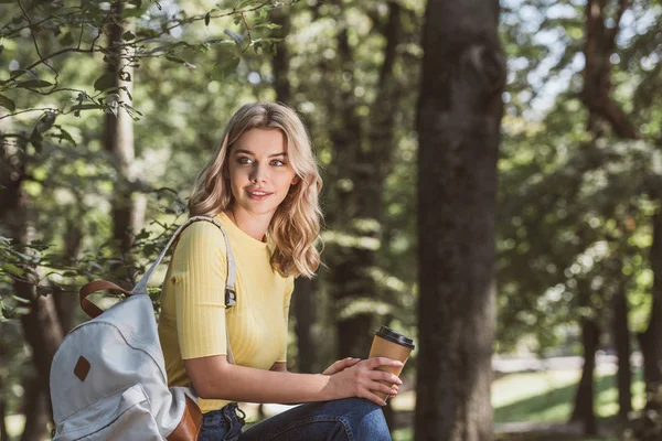 Вид Сбоку Красивой Молодой Женщины Рюкзаком Кофе Прогулки Парке — стоковое фото